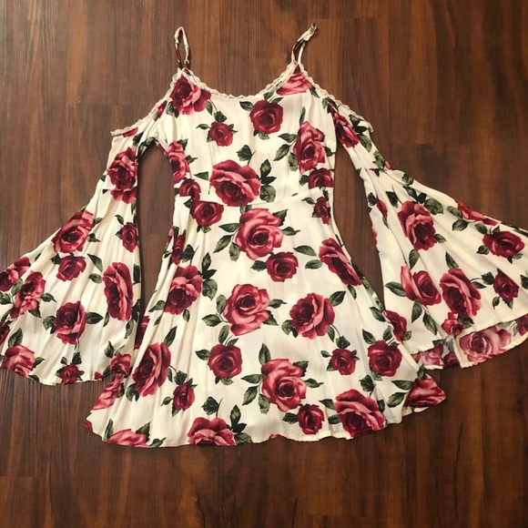 Dresses & Skirts - Floral belle sleeve dress